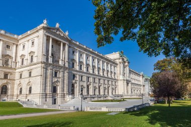 Neue Burg Kanadı 'nın güneydoğu cephesi, ya da Hofburg İmparatorluk Kalesi' nin Yeni Hofburg 'u, Viyana, Avusturya, güneşli bir sonbahar gününde Castle Garden' dan manzara