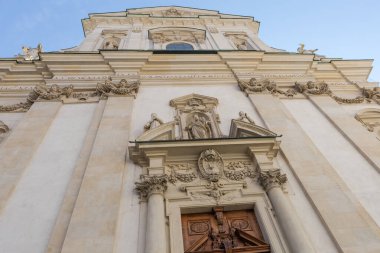 17. yüzyılın Barok Dominik Kilisesi 'nin ana cephesi gökyüzüne, Viyana' ya, Avusturya 'ya tepeden tırnağa bakmaktır.