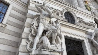 Herkül heykelleri Hofburg, Viyana 'nın St. Michael Kanat cephesinde