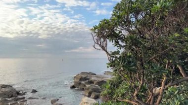 Bulutlu bir sabahta denizin taştan kıyısı gökyüzüne karşı