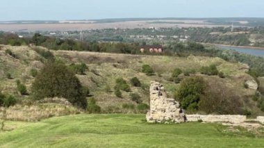 Ukrayna 'nın ana girişinden antik Khotyn kalesinin genel manzarası