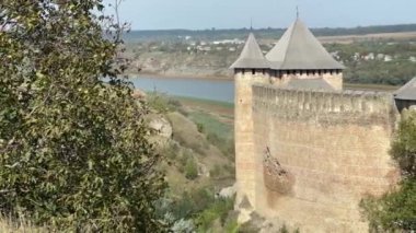 Güneşli bir günde antik Khotyn kalesinin genel manzarası, Ukrayna