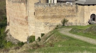 Antik Khotyn Kalesi güneşli bir günde, yakın plan, Ukrayna