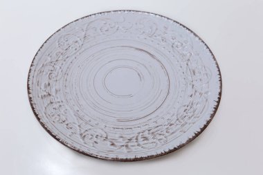 Boş seramik geniş sığ beyaz-kahverengi servis tabağı beyaz bir masa üzerinde