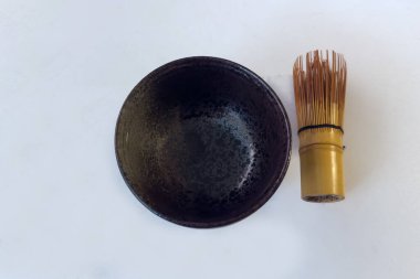 Bambu çırpıcı, chasen denir ve spesiyal çay kasesi beyaz bir masada yeşil kibrit çayı hazırlamak için, üst manzara