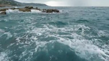 Bulutlu bir sabahta deniz yüzeyinin pürüzlü bir parçası.