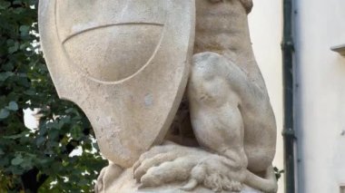 Hofburg, Viyana 'nın İsviçre Kapısı önünde aslan heykeli