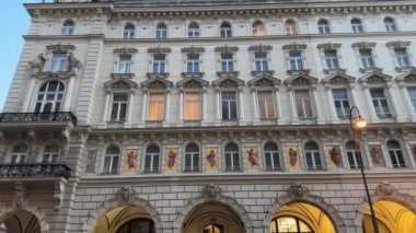 Avusturya 'daki Viyana Belediye Binasının yanındaki binaların cepheleri