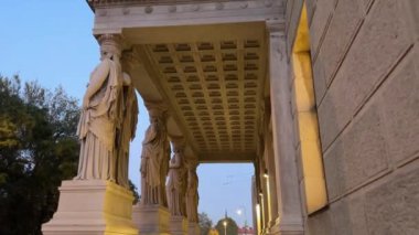 Avusturya Parlamento Binası, Viyana 'nın yan cephesindeki sütunlar