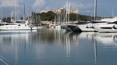 Ön planda limanı olan Ortaçağ Kalesi Carre, Antibes, Fransa,