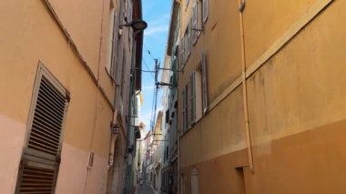 Fransa 'nın Antibes kentindeki Dar Sokak