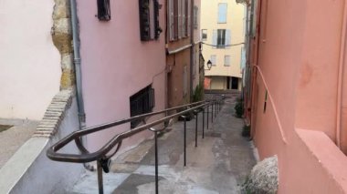 Fransa 'nın Antibes şehrinde dar dar bir cadde