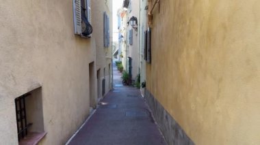 Fransa 'nın Antibes kentindeki Dar Sokak
