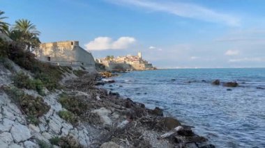 Fransa 'nın deniz kıyısındaki eski Antibes kasabasının duvarları