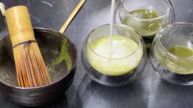 Bardaklara eşleşen çay için hindistan cevizi sütü ekle.