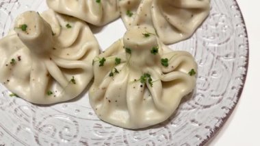 Beyaz masada kaynamış khinkali.