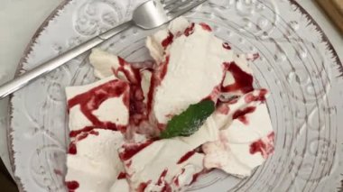 Küçük yuvarlak masa üzerinde krema ve mascarpone tatlısı.