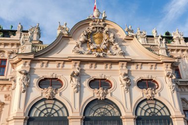 18. yüzyılda Barok Sarayı 'nın ana cephesinin orta kısmı akşam güneşi Viyana, Avusturya tarafından aydınlatılmıştır.