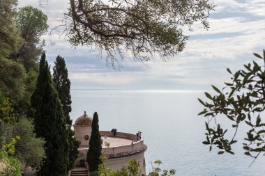 Güneşli bir sonbahar gününde Fransa 'nın Nice kentindeki Castle Hill tepesinin tepesinde Bellanda Kulesi manzaralı panoramik teras.