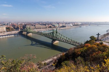 Budapeşte 'nin sol kıyısı - Tuna Nehri' nin karşısındaki Özgürlük Köprüsü Pest 'i, güneşli bir sonbahar gününde Gellert Hill' den manzara, Macaristan
