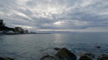 Bulutlu bir sabahta denizin taştan kıyısı gökyüzüne karşı