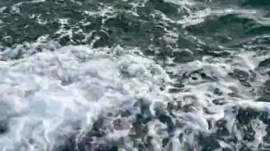 Su pürüzlü deniz yüzeyinin bir parçası, üst görünüm.