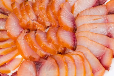 Farklı soğuk dumanlı tatlı su balığından dilimler büyük bir tabakta, seçici odak noktasında parçalanmış.