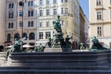 Providence ya da Donner çeşmesi, 18. yüzyılın yaratıcısı Georg Donner 'ın adını Roma kader tanrıçası Providentia ve heykellerinin kinayeli figürleriyle veren Tuna kolları, Viyana, Avusturya' yı temsil etmektedir.