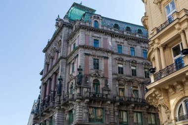 Avusturya 'nın başkenti Viyana' da heykeller, sıva ve diğer süslemelerle dolu iki farklı taş tarihi binanın cephelerinin bir parçası.