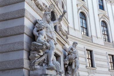 Herkül heykel grupları Hofburg 'un St. Michael Kanadı' nın kuzeydoğu cephesindeki bulutlu Viyana, Avusturya