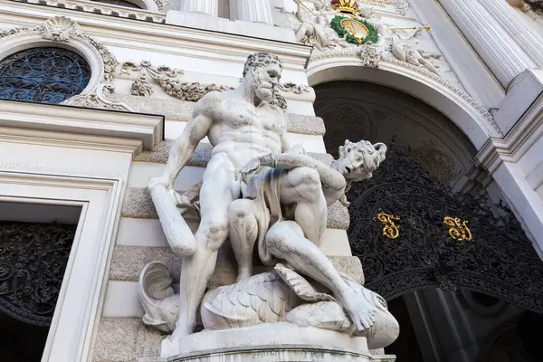 Herkül heykeli Hesione 'yi Hofburg' un kuzey doğu cephesindeki deniz canavarından kurtarıyor. Viyana, Avusturya 'da bulutlu.