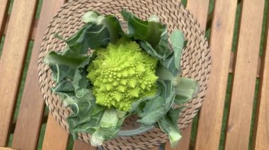 Romanesco brokoli başı masa örtüsünün üzerindeki saplar arasında