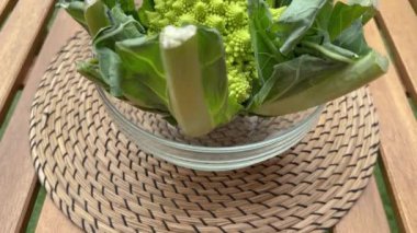 Romanesco brokoli başı masa örtüsünün üzerindeki saplar arasında