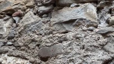 Gazyağı lambasıyla birlikte eski bir fener asılmış sert taş duvar.