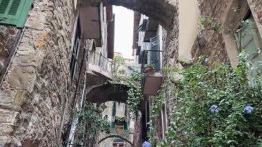 Dolceacqua, İtalya 'da kemerli dar sokaklar