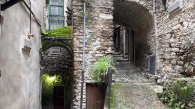 Dolceacqua, İtalya 'da kemerli dar sokaklar