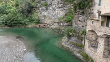İtalya 'nın Dolceacqua köyündeki kaya tepesindeki Ortaçağ Doria Şatosu,