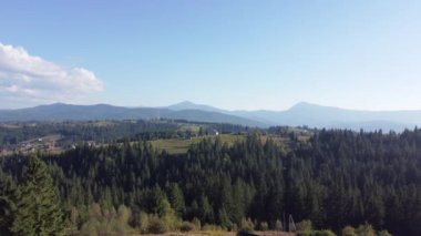 Karpatlar 'da çayırları ve ormanları olan dağ yamaçları, hava manzarası