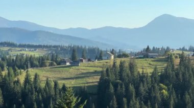 Karpatlar 'da çayır ve ormanlarla kaplı dağ sıraları, panoramik manzara