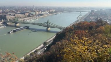 Macaristan 'ın Gellert Tepesi' nden Budapeşte 'deki Tuna Nehri