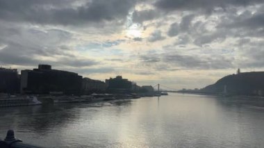 Sonbahar sabahı Szechenyi Zinciri 'nden Tuna Köprüsü, Budapeşte, Macaristan