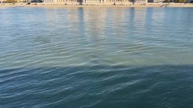 Budapeşte 'deki Macar Parlamento Binasına karşı Tuna üzerinde su yüzeyi