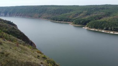Nehir kanyon benzeri vadide bulutlu bir günde, hava manzarası