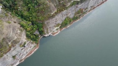 Kanyon benzeri vadide sarp nehir kıyısı, hava manzarası