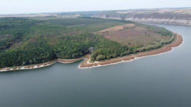 Nehir kanyon benzeri vadide bulutlu bir günde, hava manzarası