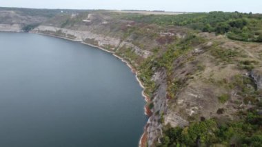 Nehir kanyon benzeri vadide bulutlu bir günde, hava manzarası
