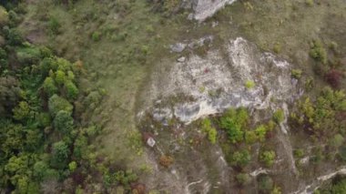 Dik nehir kıyısında kireçtaşı çıkıntıları, hava manzarası