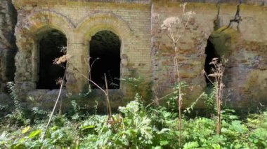 Eski kale bölgesinde tuğladan yapılmış binaların kalıntıları.