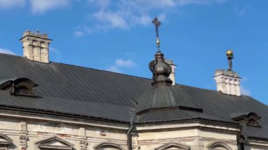 Ortaçağ Pidhirtsi şatosunun çatısı Sonbahar güneşli bir günde, Ukrayna