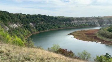 Sonbahar bulutlu bir günde, kanyon benzeri bir vadide nehir kıvrılır.